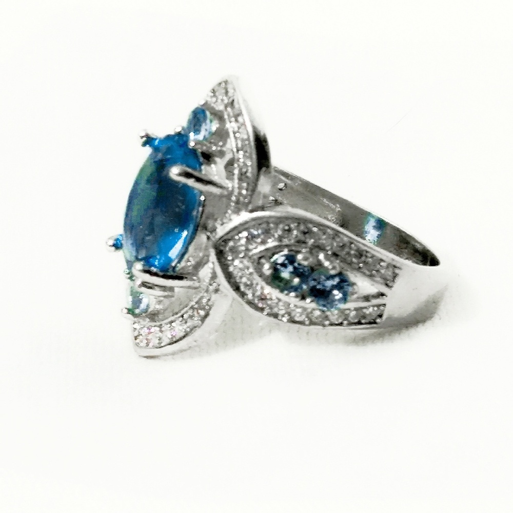 Vintage Blue Topaz Ring set in Sterling Silver- Size 7.5 - Picture 3 of 7
